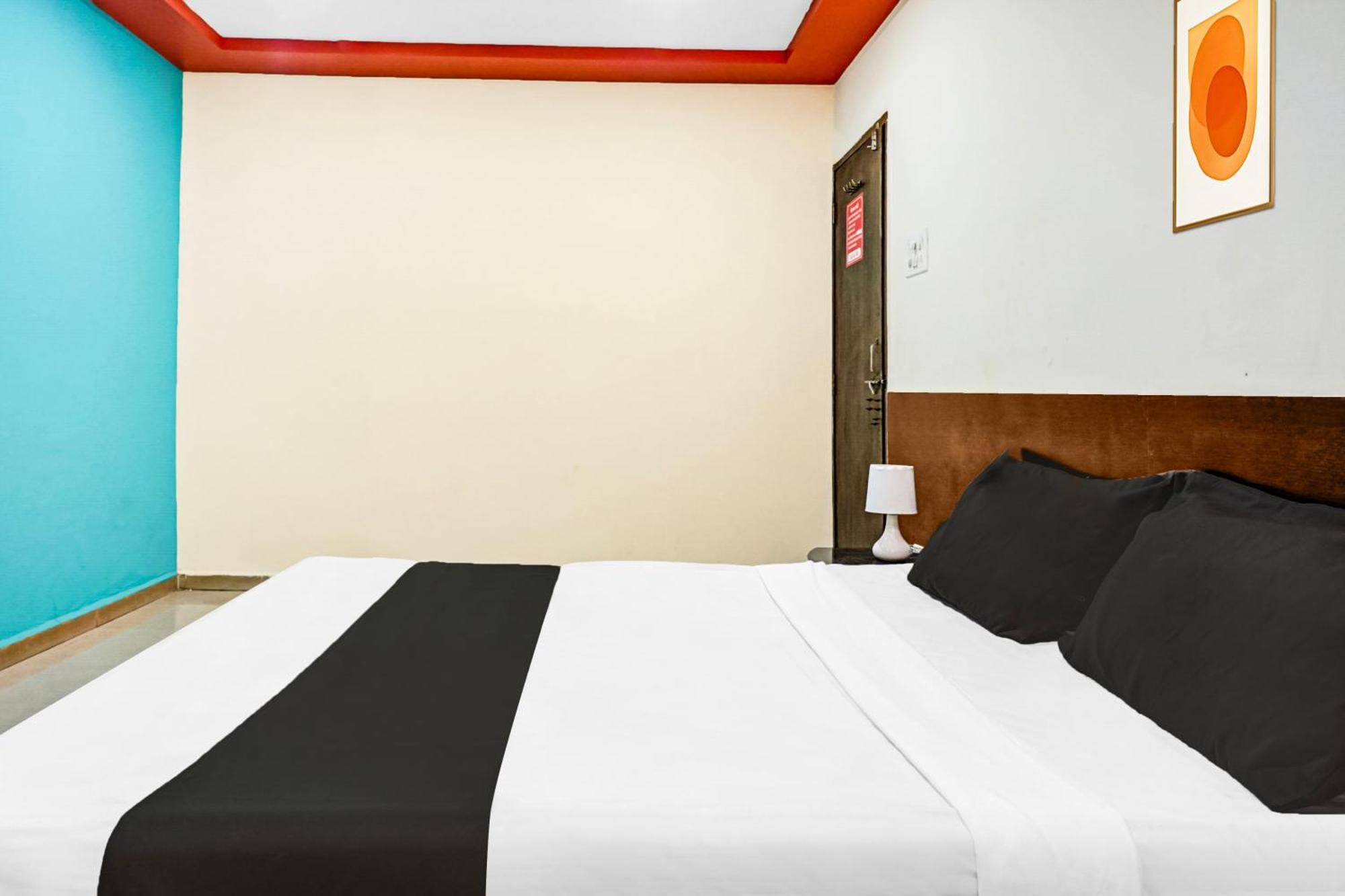 Hotel O Royal Lodge Koregaon Bagian luar foto