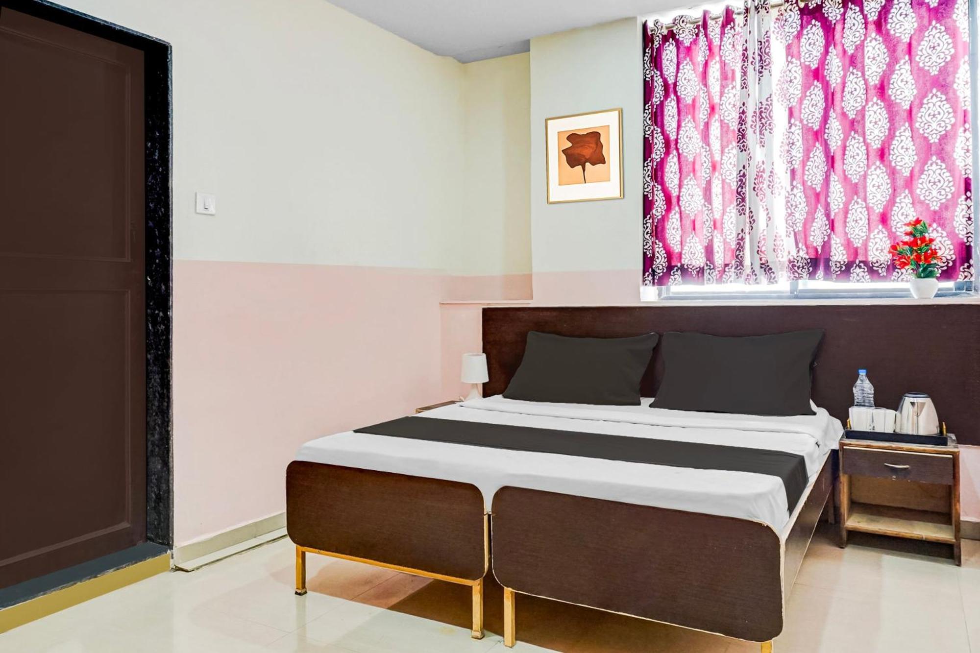 Hotel O Royal Lodge Koregaon Bagian luar foto