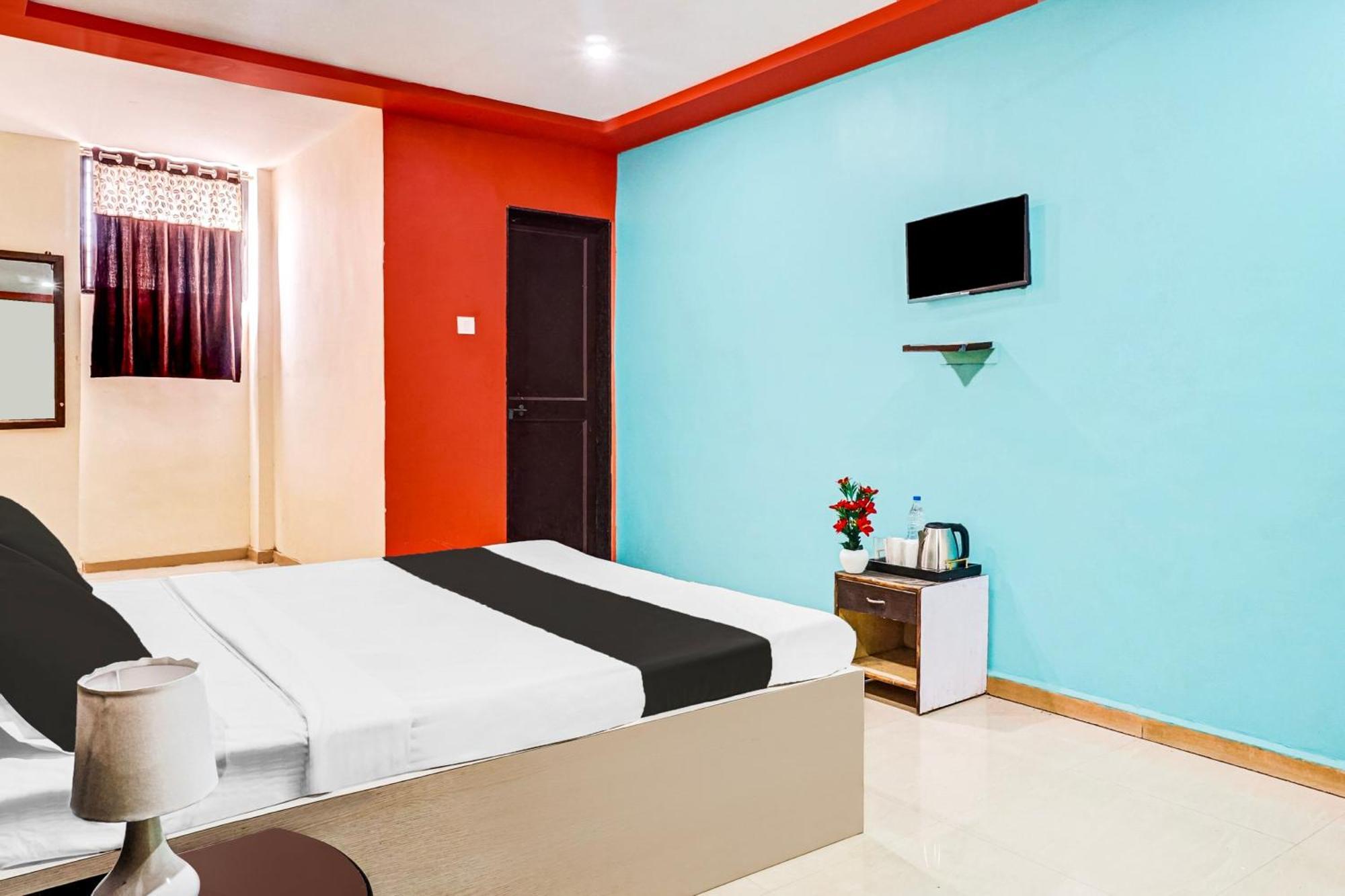 Hotel O Royal Lodge Koregaon Bagian luar foto