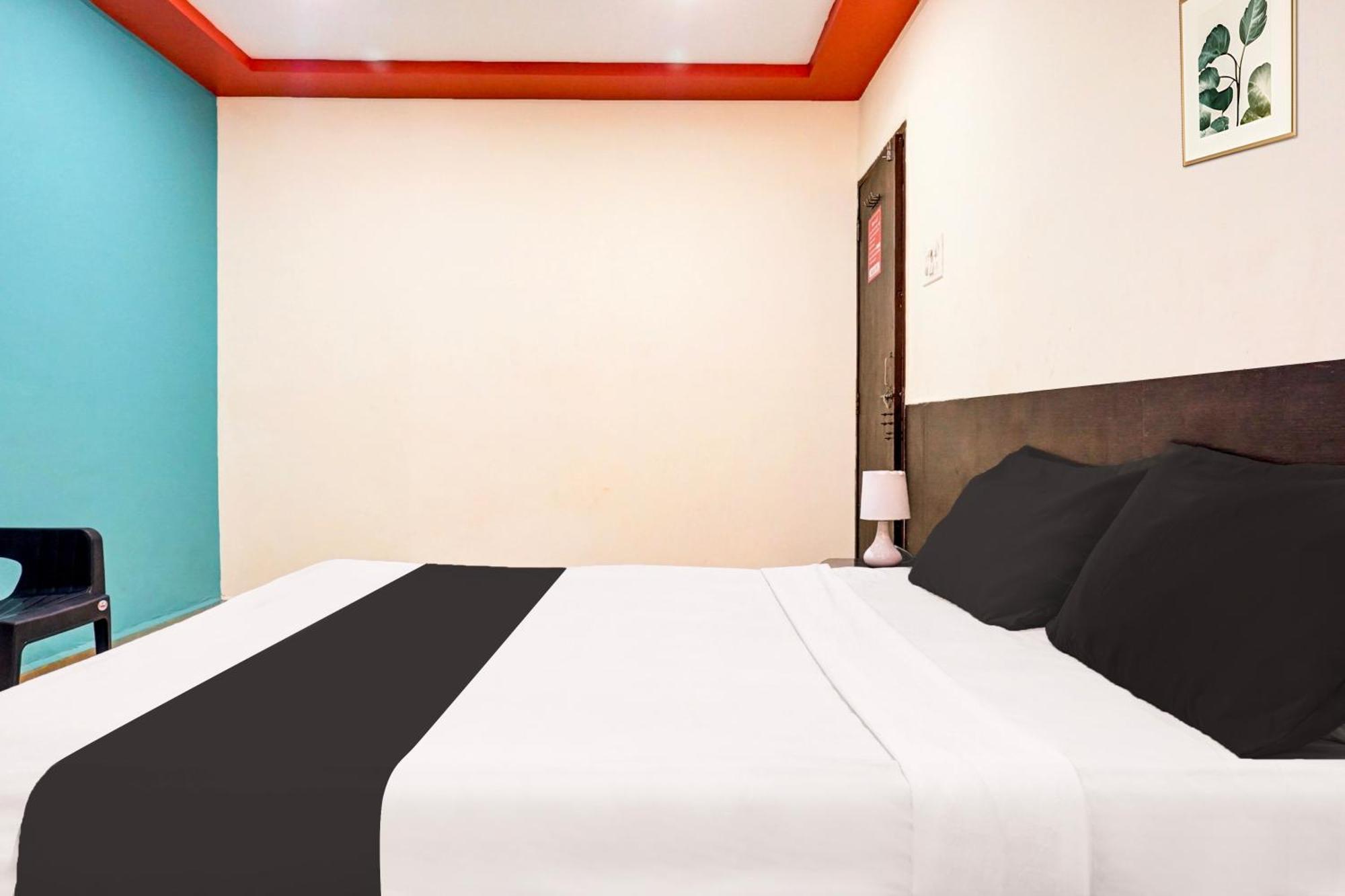 Hotel O Royal Lodge Koregaon Bagian luar foto