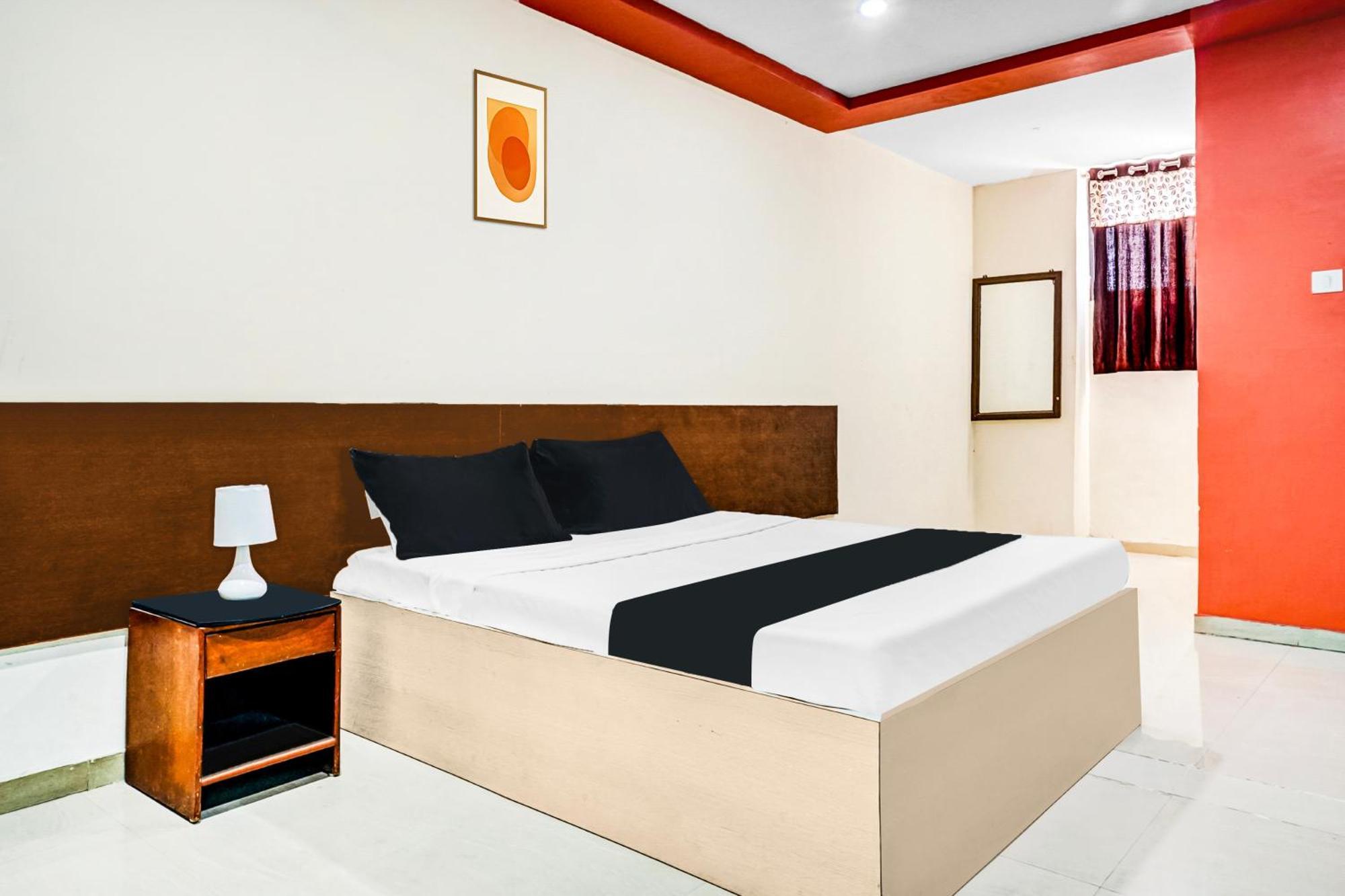 Hotel O Royal Lodge Koregaon Bagian luar foto