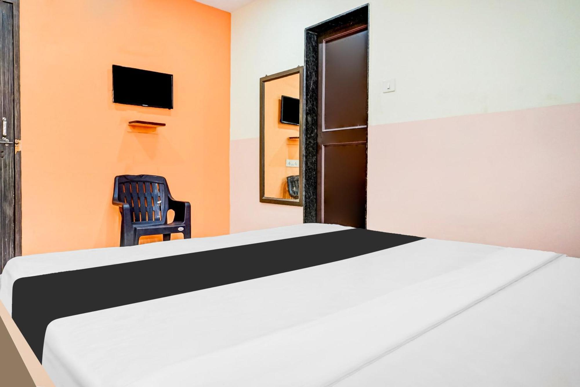 Hotel O Royal Lodge Koregaon Bagian luar foto