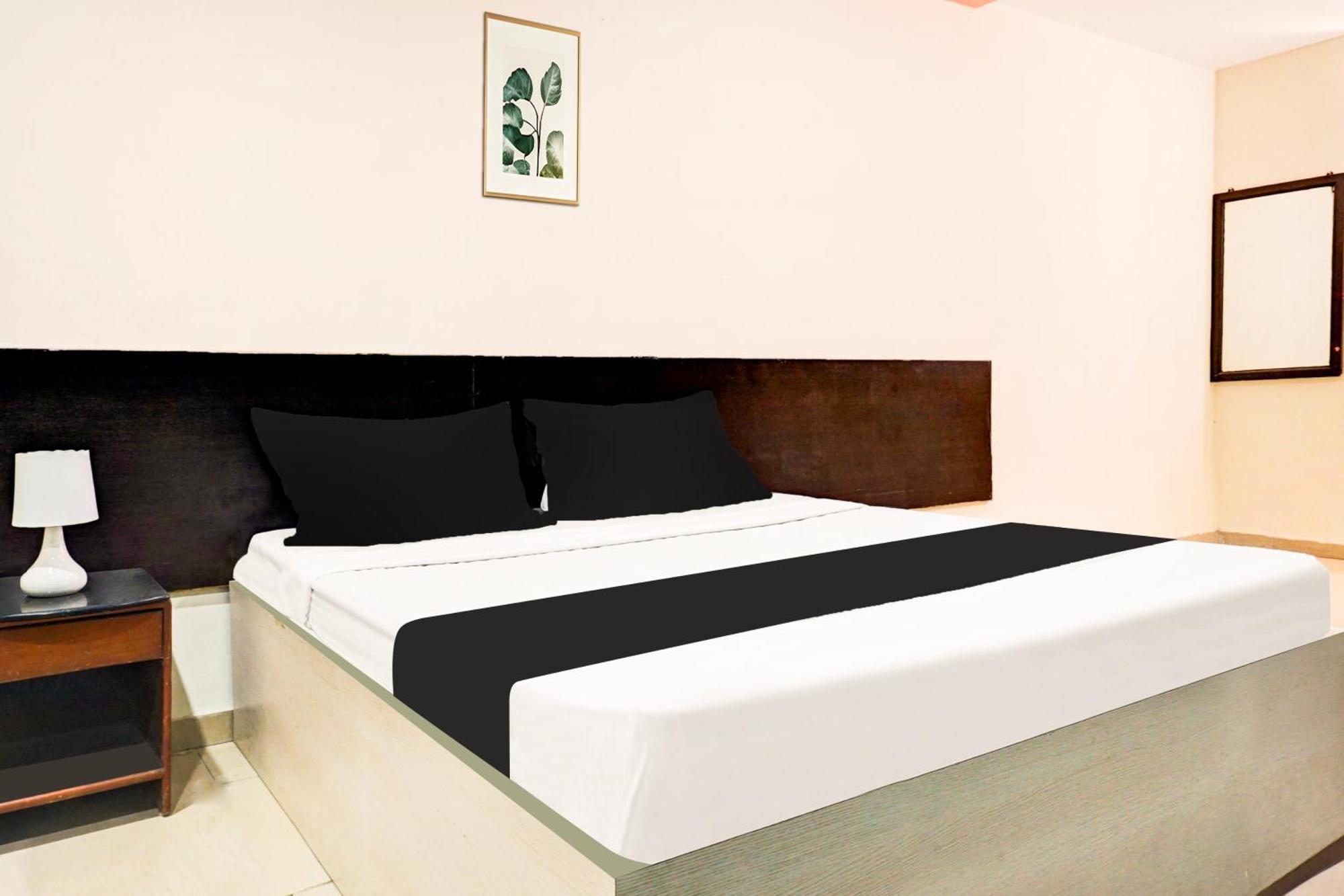 Hotel O Royal Lodge Koregaon Bagian luar foto