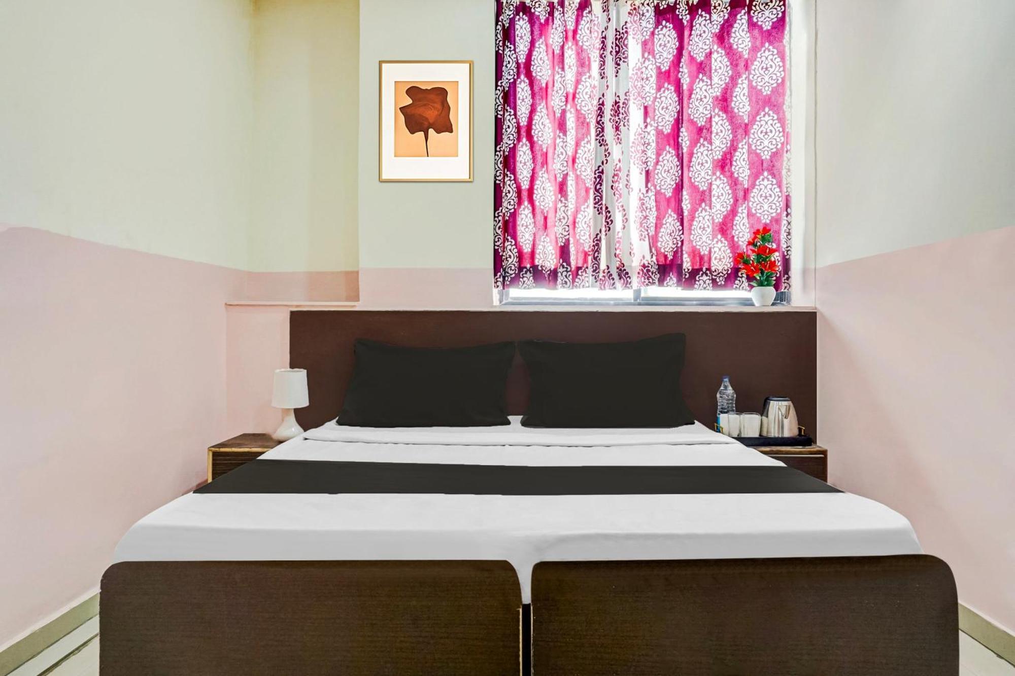 Hotel O Royal Lodge Koregaon Bagian luar foto