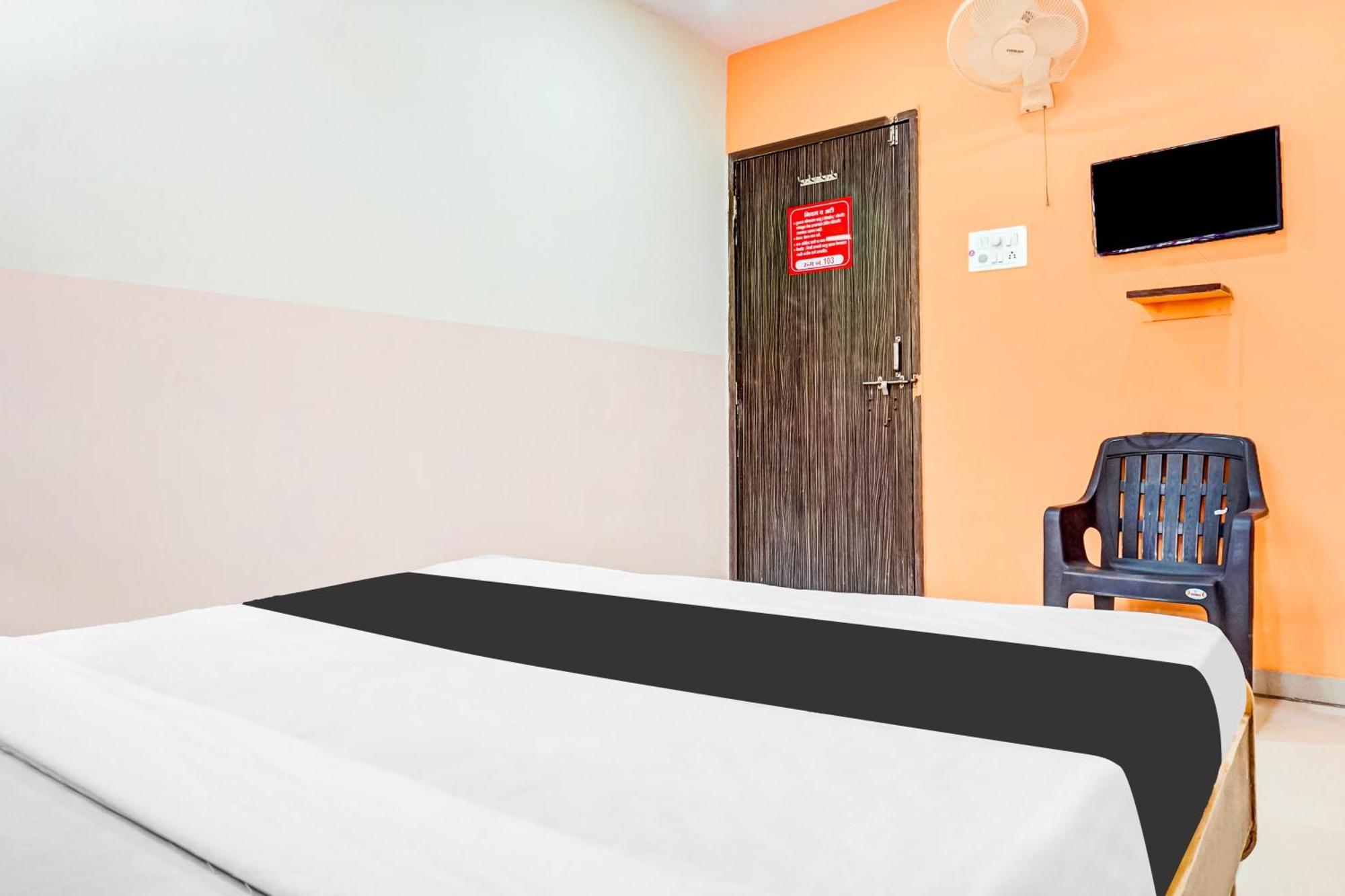 Hotel O Royal Lodge Koregaon Bagian luar foto