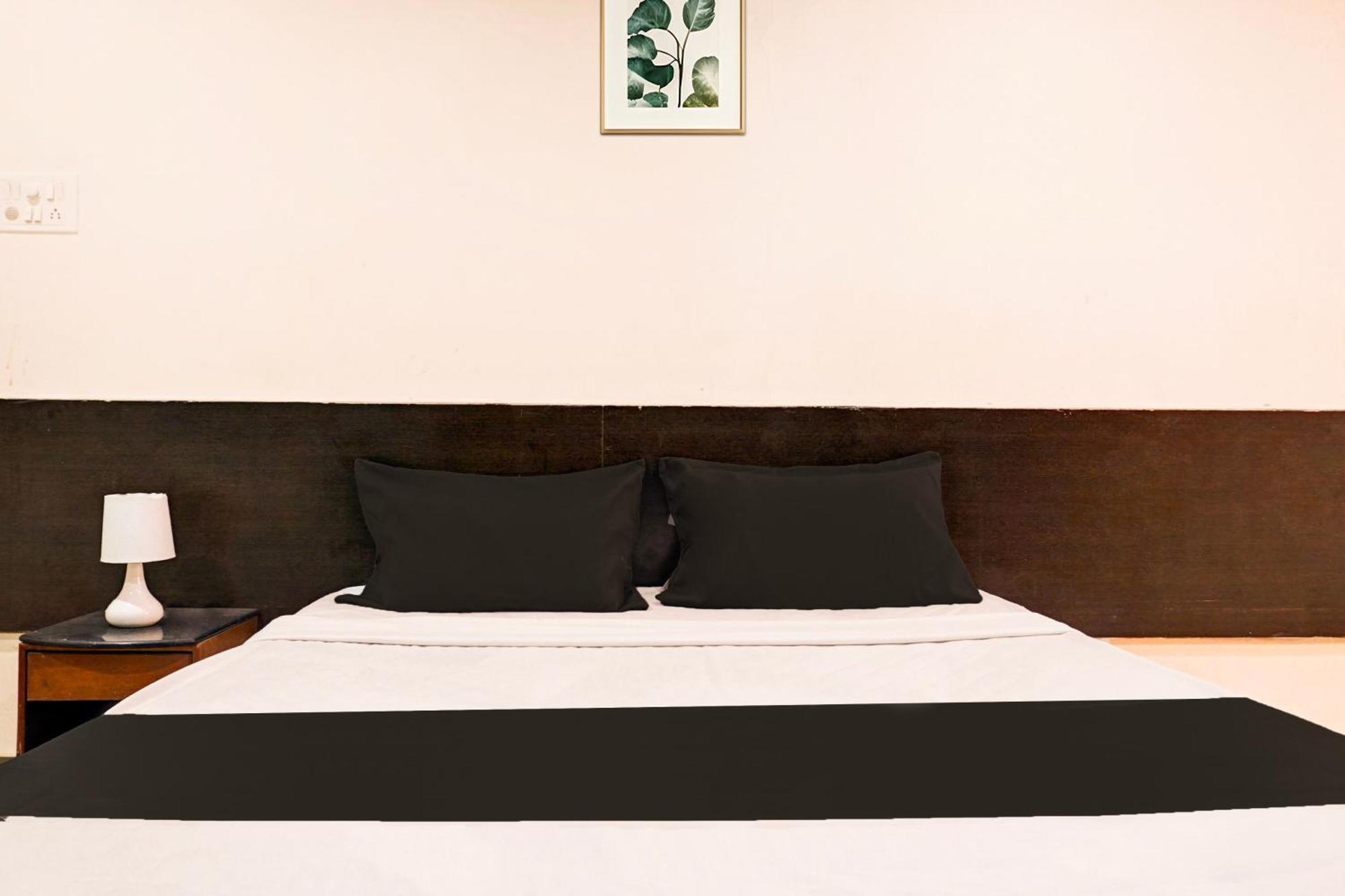 Hotel O Royal Lodge Koregaon Bagian luar foto