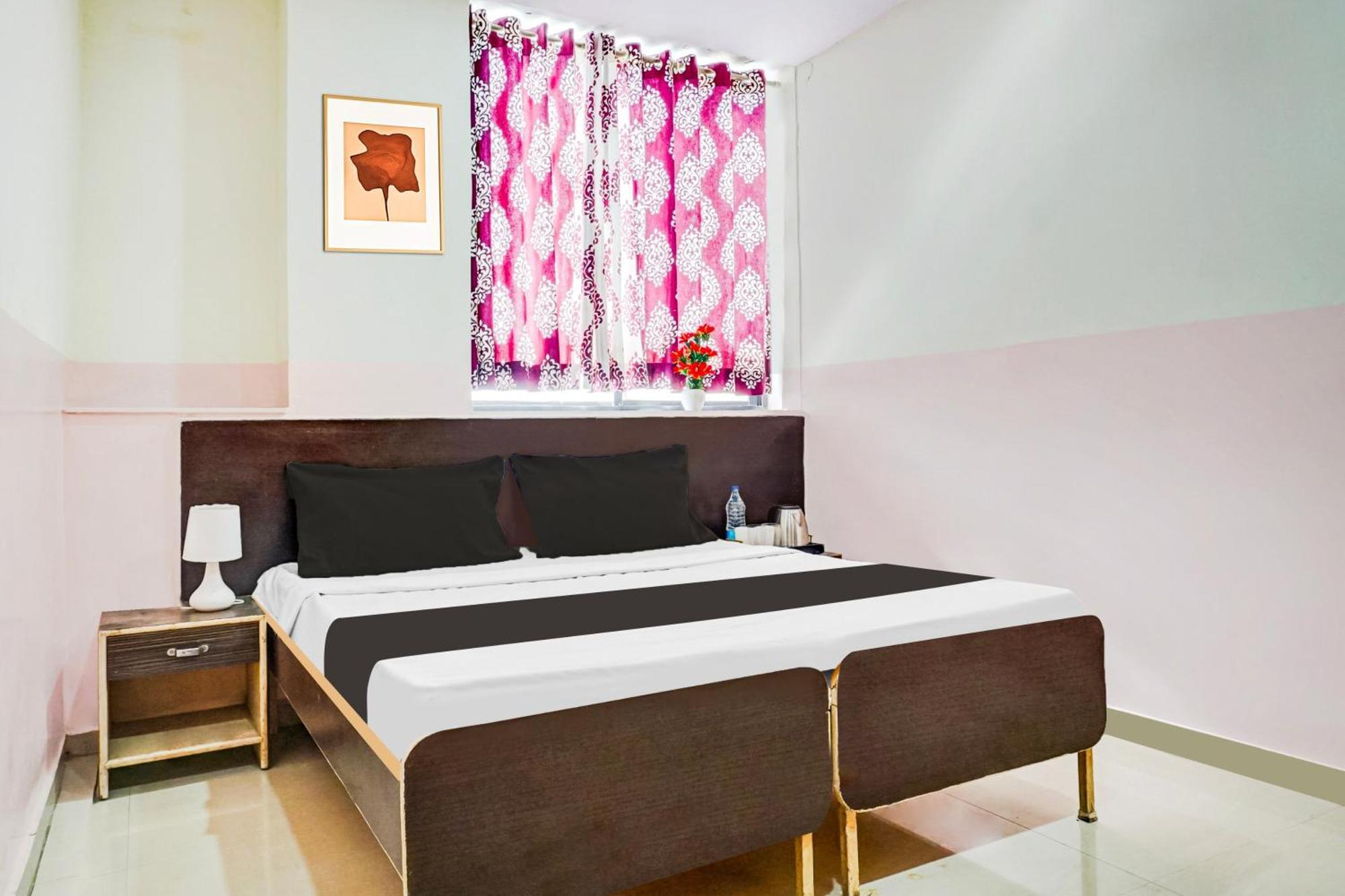 Hotel O Royal Lodge Koregaon Bagian luar foto