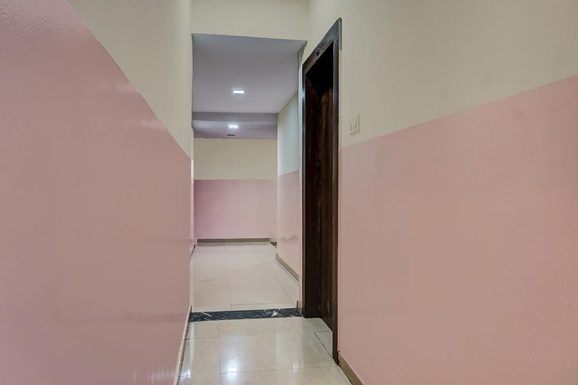Hotel O Royal Lodge Koregaon Bagian luar foto