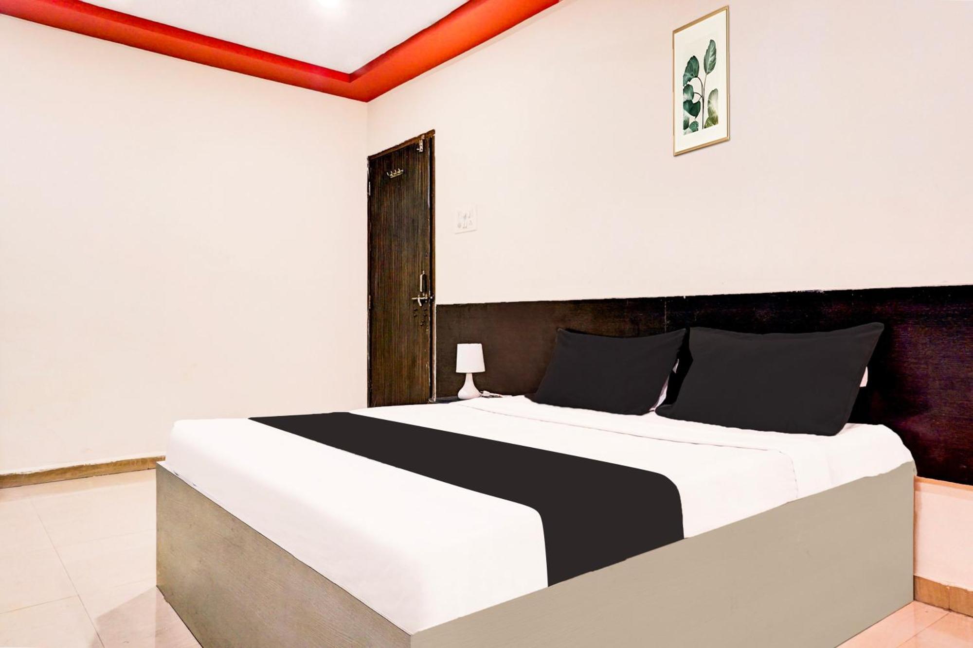 Hotel O Royal Lodge Koregaon Bagian luar foto